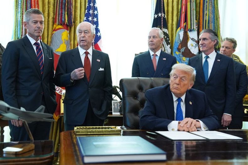 Roger Penske (segundo a la izquierda) habla mientras el presidente Donald Trump firma órdenes ejecutivas, el viernes 30 de enero de 2026, en Washington. (AP Foto/Evan Vucci)