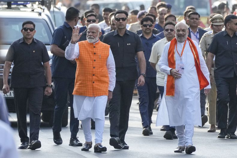 ARCHIVO - El primer ministro indio, Narendra Modi, vestido con una chaqueta color azafrán, junto con el ministro del Interior, Amit Shah, vestido con un chal azafrán, llega para emitir su voto durante la tercera fase de las elecciones generales, en Ahmedabad, India, el 7 de mayo de 2024. (Foto AP/Ajit Solanki, archivo)