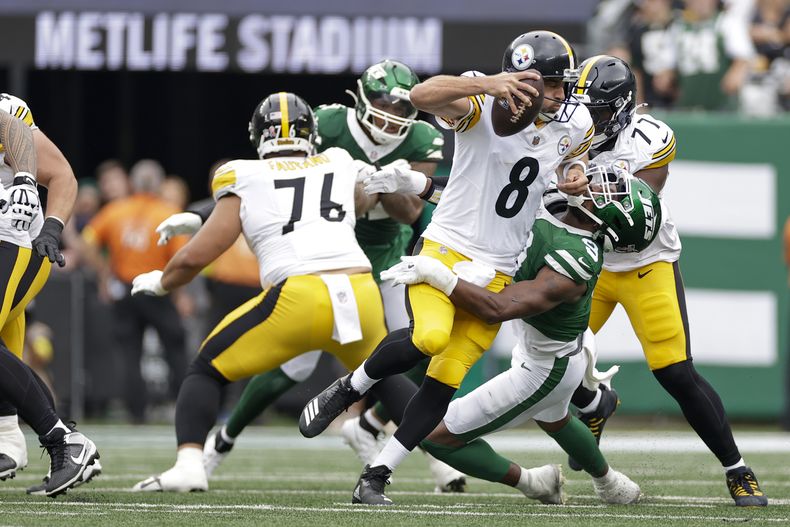 Aaron Rodgers (8), quarterback de los Steelers de Pittsburgh, es capturado detrás de la línea por Will McDonald IV (9), liniero defensivo de los Jets de Nueva York, durante la primera mitad del partido de la NFL del domingo 7 de septiembre de 2025, en East Rutherford, Nueva Jersey. (AP Foto/Adam Hunger)