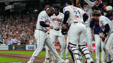 Yordan Alvarez, izquierda, bateador designado de los Astros de Houston, celebra con sus compañeros de equipo después de batear un jonrón de dos carreras decisivo en la novena entrada para dejar tendidos en el terreno a los Rays de Tampa Bay, el sábado 4 de julio de 2026, en Houston. (AP Foto/Jon Shapley)