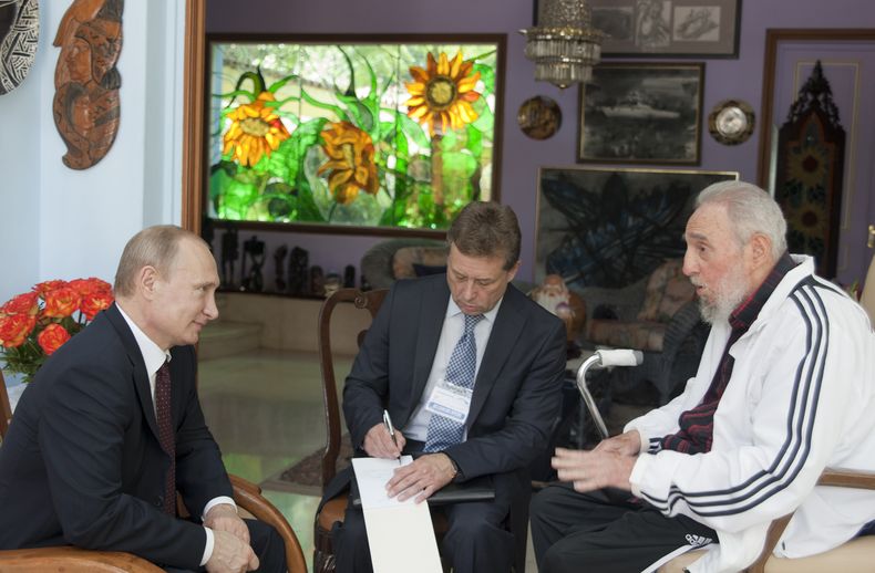 El cubano Fidel Castro, derecha, habla con el presidente ruso Vladimir Putin, izquierda, en La Habana, Cuba, 11 de julio de 2014. En su gira por Latinoam&eacute;rica, Putin arrib&oacute; el s&aacute;bado 12 de julio de 2014 para un encuentro con la presid