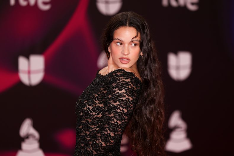 ARCHIVO - Rosalía en la 24ª edición anual de los Latin Grammy en Sevilla, España, el 16 de noviembre de 2023. (Foto Vianney Le Caer/Invision/AP, archivo)