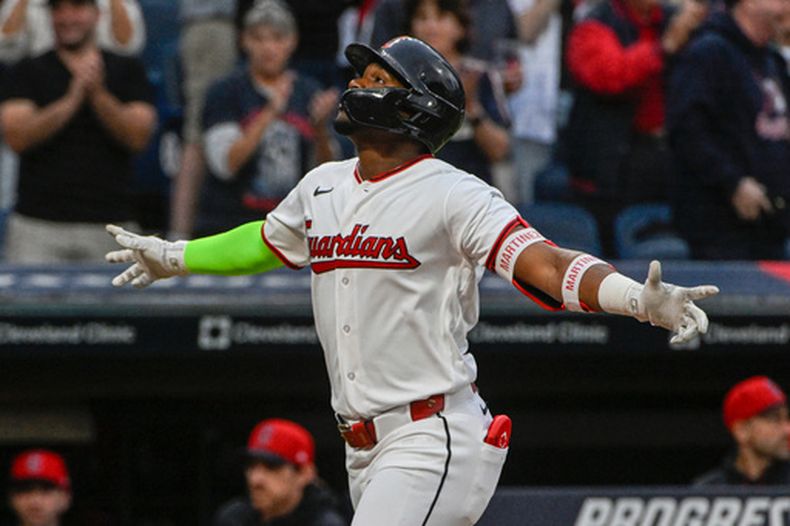 El pelotero de los Guardianes de Cleveland, Ángel Martínez, reacciona tras conectar un cuadrangular de dos carreras ante el abridor de los Atléticos, Jacob Lopez, durante la primera entrada de un partido de béisbol el sábado 19 de septiembre de 2026, en Cleveland. (Foto AP/Phil Long)