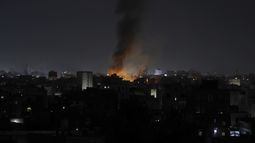 Una columna de humo se alza de un sitio presuntamente atacado por Estados Unidos en Saná, Yemen, el miércoles 19 de marzo de 2025. (AP Foto/Osamah Abdulrahman)