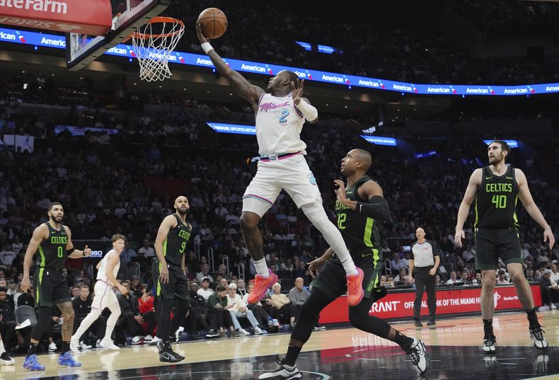 El base del Heat de Miami Terry Rozier salta para anotar en el encuentro ante los Celtics de Boston el lunes 10 de febrero del 2025. (AP Foto/Lynne Sladky)