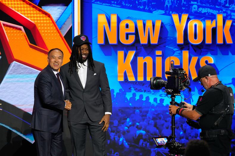 Bruce Thornton posa con Mark Tatum, comisionado adjunto de la NBA, después de ser seleccionado por los Knicks de Nueva York en la segunda ronda del draft de la NBA, el miércoles 24 de junio de 2026, en Nueva York. (AP Foto/Yuki Iwamura)