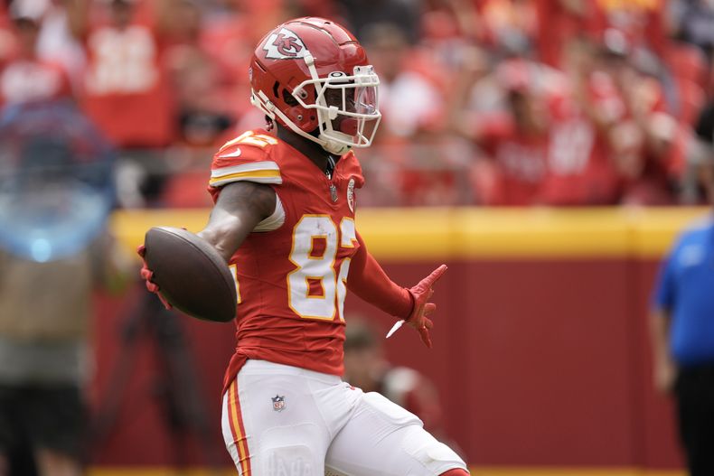 En foto del 26 de agosto del 2023, el receptor de los Chiefs de Kansas City Ihmir Smith-Marsette celebra tras anotar en el duelo de exhibición ante los Browns de Cleveland. El martes 29 de agosto del 2023, Smith-Marsette fue enviado a los Panthers. (AP Foto/Charlie Riedel)