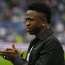 Vinicius Junior del Real Madrid aplaude a los espectadores previo al partido contra el Rayo Vallecano en la Liga de España, el miércoles 24 de mayo de 2023. (AP Foto/Manu Fernández)
