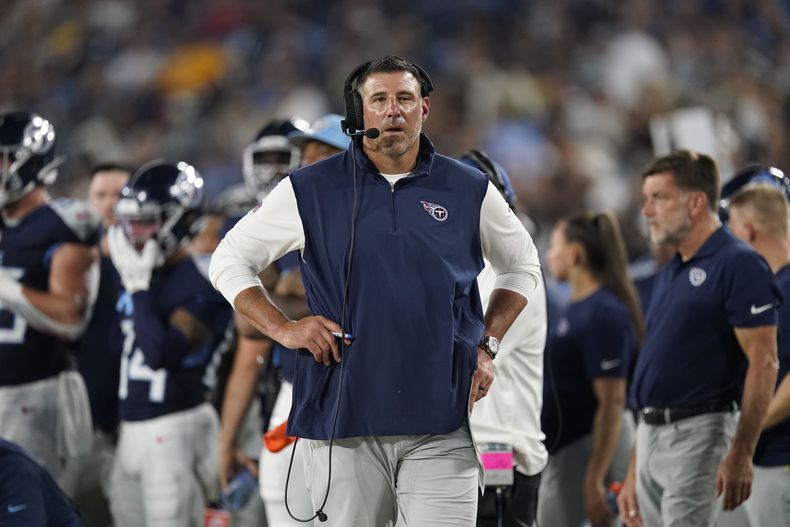 Tennessee Titans head coach Mike Vrabel camina en la banca de los Titans en la primera mitad del juego de pretemporada de la NFL en contra de los Patriots de Nueva Inglaterra, el viernes 25 de agosto de 2023, en Nashville, Tennessee. (AP Foto/George Walker IV)