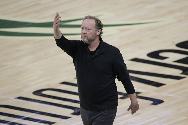 ARCHIVO - Foto del 14 de julio del 2021, el entrenador de los Bucks de Milwaukee Mike Budenholzer en el juego 4 de las Finales ante los Suns de Phoenix. El sábado 11 de mayo del 2024, Budenholzer se convierte en entrenador de los Suns tras el despido de Frank Vogel. (AP Foto/Aaron Gash, Archivo)