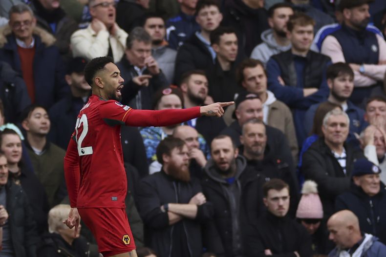 Matheus Cunha celebra tras marcar el primer gol de Wolverhampton en el partido ante Chelsea en la Liga Premier, el domingo 4 de febrero de 2024. (AP Foto/Ian Walton)