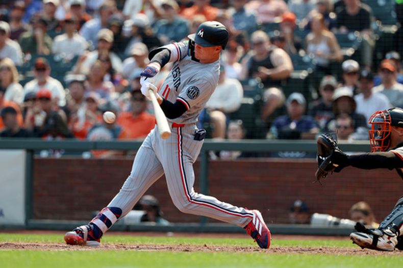 Walker Jenkins de los Mellizos de Minnesota batea un sencillo remolcador en la séptima entrada frente al catcher de los Gigantes de San Francisco Andrew Knizner el miércoles 23 de septiembre del 2026. (AP Foto/Jed Jacobsohn)