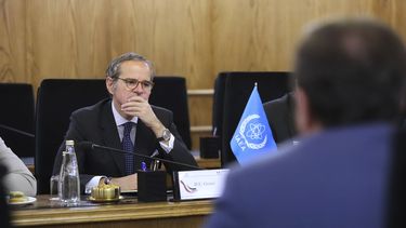 Foto entregada por la Organización de Energía Atómica de Irán que muestra al director del Organismo Internacional de Energía Atómica Rafael Mariano Grossi en una reunión con el director de la agencia iraní Mohammad Eslami, en Teherán, el 17 de abril del 2025. (Organización de Energía Atómica de Irán via AP)