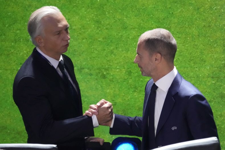 ARCHIVO - El presidente de la UEFA Aleksander Ceferin (derecha) saluda a Alexander Dyukov, miembro del comité ejecutivo de la organización, el 8 de febrero de 2024, en París. (AP Foto/Christophe Ena)