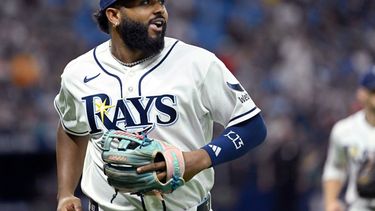 El antesalista de los Rayos de Tampa Bay, Junior Caminero, observa una repetición de camino al dugout después del último out de la parte alta de la séptima entrada de un partido de béisbol contra los Marineros de Seattle, el viernes 10 de julio de 2026, en St. Petersburg, Florida. (Foto AP/Jason Behnken)