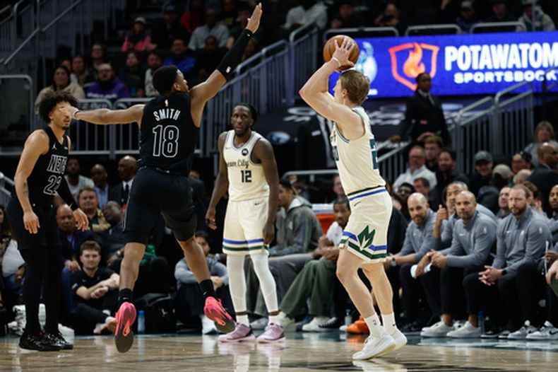 AJ Green, de los Bucks de Milwaukee, intenta un triple en el encuentro del viernes 10 de abril de 2026 ante los Nets de Brooklyn (AP Foto/Jeffrey Phelps)