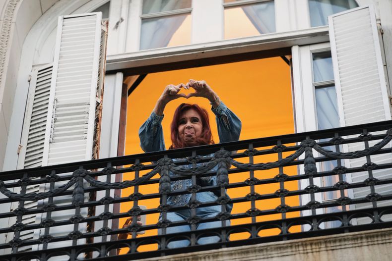 ARCHIVO - La expresidenta Cristina Fernández saluda a sus simpatizantes desde su casa, donde cumple una condena de seis años de arresto domiciliario por corrupción en Buenos Aires, Argentina, el miércoles 8 de octubre de 2025. (AP Foto/Rodrigo Abd, Archivo)