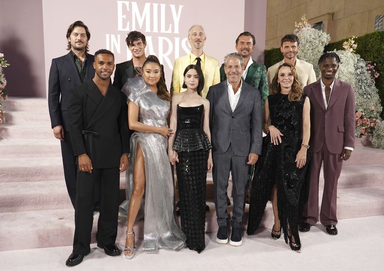 Lucas Bravo, de izquierda a derecha, Lucien Laviscount, Paul Forman, Ashley Park, Bruno Gouery, Lily Collins, Darren Star, William Abadie, Philippine Leroy-Beaulieu, Arnaud Binard y Samuel Arnold llegan al estreno de Emily in Paris en el Teatro Egipcio Teatro, miércoles 14 de agosto de 2024, en Los Ángeles. (Foto Jordan Strauss/Invision/AP)