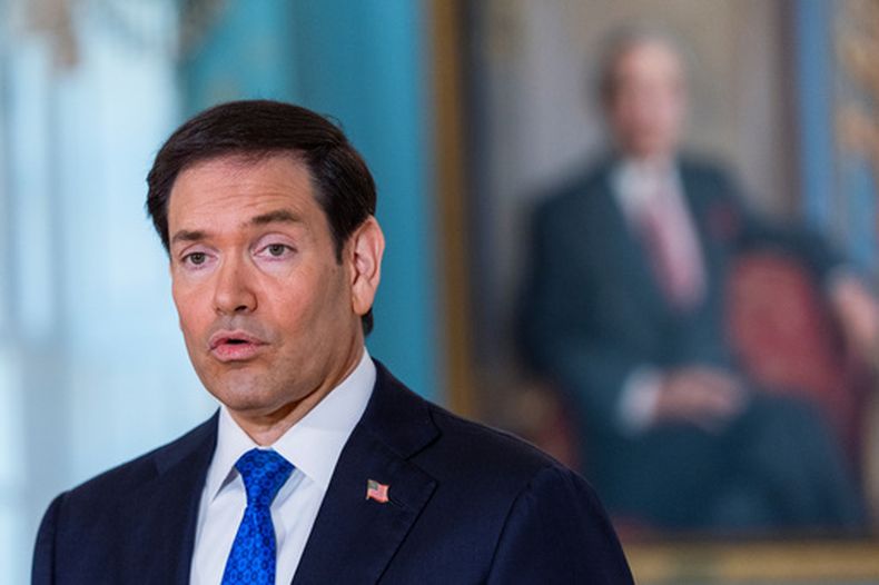 El secretario de Estado de Estados Unidos, Marco Rubio, habla a la prensa antes de una reunión con la presidenta de la Asamblea Nacional de Venezuela, Dinorah Figuera, en la Sala del Tratado en el Departamento de Estado, el viernes 9 de octubre de 2026, en Washington. (AP Foto/Manuel Balce Ceneta)