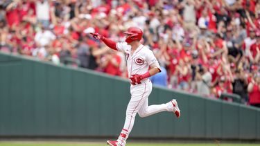 Tyler Stephenson, de los Rojos de Cincinnati, recorre las bases después de batear jonrón de dos carreras en contra de los Padres de San Diego durante la octava entrada del juego de béisbol, el domingo 2 de julio de 2023, en Cincinnati. (AP Foto/Jeff Dean)