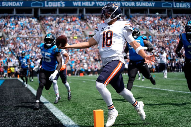 El quarterback de los Bears de Chicago Caleb Williams corre para un touchdown en el encuentro ante los Panthers de Carolina el domingo 13 de septiembre del 2026. (AP Foto/Erik Verduzco)