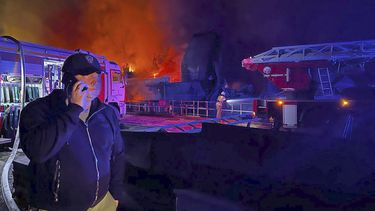 ARCHIVO - En esta foto de archivo distribuida por el canal de Telegram del gobernador de Sebastopol, Mikhail Razvozhaev, 13 de setiembre de 2023, Razvozhaev habla por teléfono desde un astillero en llamas en Sebastopol. Un misil ucraniano alcanzó el viernes 22 de setiembre de 2023 el cuartel general de la Flota del Mar Negro rusa, dijo el ministerio de Defensa. Añadió que un soldado estaba desaparecido(canal de Telegram del gobernador de Sebastopol, Mikhail Razvozhaev, via AP, File)