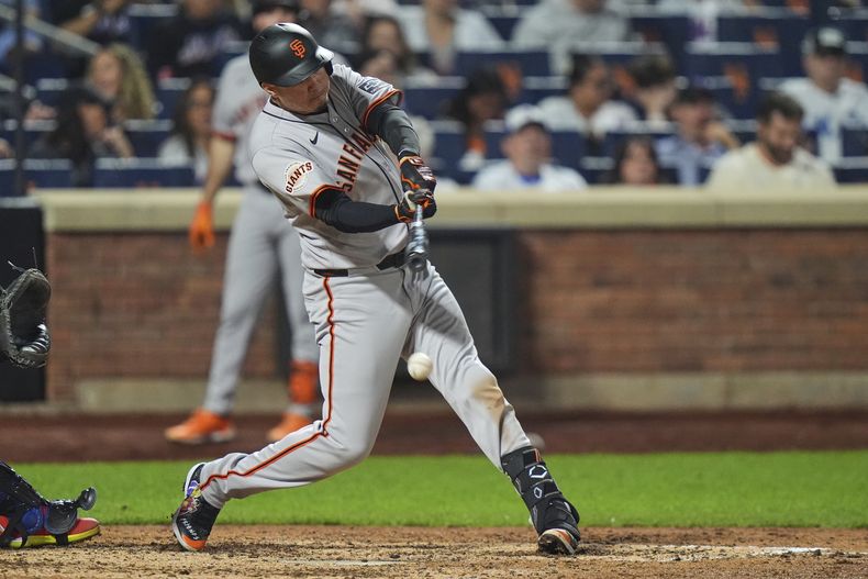 El venezolano de los Gigantes de San Francisco Wilmer Flores batea un sencillo en la octava entrada ante los Mets de Nueva York el viernes primero de agosto del 2025. (AP Foto/Frank Franklin II)