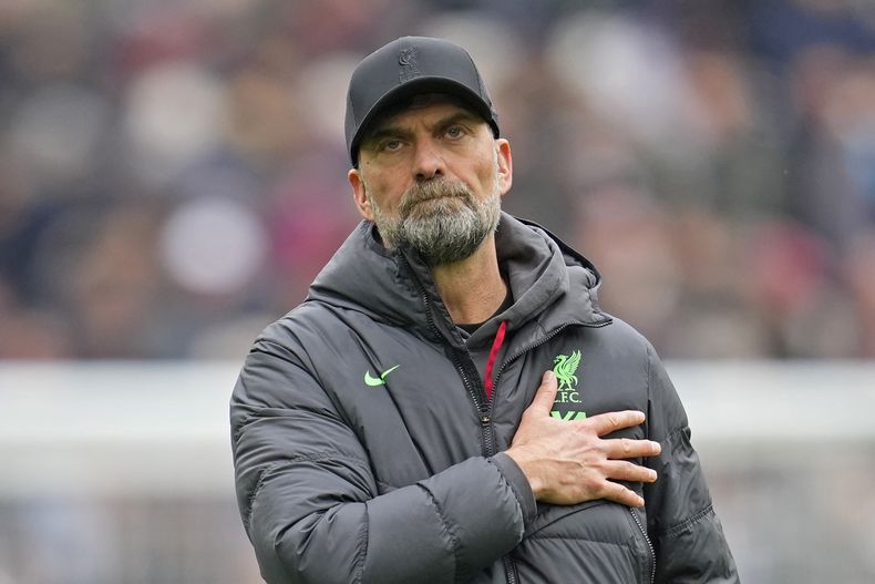 ARCHIVO - Foto del 27 de abril del 2024, el técnico del Liverpool Jürgen Klopp hace un gesto a la afición al final del encuentro ante el West Ham. El miércoles 30 de octubre del 2024, Klopp defiende su decisión de unirse al grupo de equipos de fútbol de Red Bull. (AP Foto/Kin Cheung, Archivo)