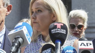 ARCHIVO - Virginia Giuffre, centro, ofrece una conferencia de prensa frente a una corte de Manhattan en Nueva York, el 27 de agosto de 2019. (AP Foto/Bebeto Matthews, archivo)