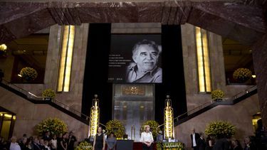 americateve | Una gran imagen del difunto Nobel de Literatura colombiano Gabriel Garc&iacute;a M&aacute;rquez durante una ceremonia en su honor, en el Palacio de Bellas Artes de la Ciudad de M&eacute;xico, el lunes 21 de abril del 2014. Las cenizas del autor. Sobre un