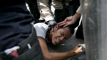 Protestas pro-referendo dejan heridos y detenidos