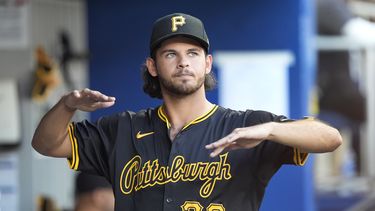Jared Jones, abridor de los Piratas de Pittsburgh, calienta en el dugout durante el juego ante los Marlins de Miami, el sábado 30 de marzo de 2024 (AP Foto/Wilfredo Lee)