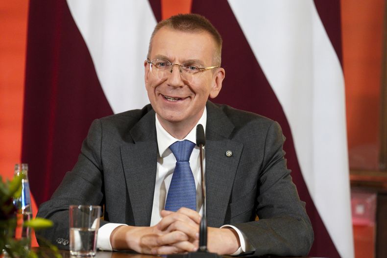 ARCHIVO - El presidente letón Edgars Rinkevics habla con la prensa tras su elección por el Saeima, el parlamento letón, en Riga, Letonia. (AP Foto/Roman Koksarov, File)
