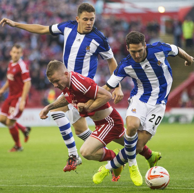 El futbolista de Aberdeen Jonny Hayes, izq., y Joseba Zaldua de Real Sociedad en partido de clasificaci&oacute;n para la Liga Europa en Aberdeen, Escocia, el 7 de agosto del 2014. El 8 de agosto el sorteo determin&oacute; que Real Sociedad, clasificado, e