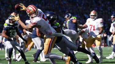 Mike Evans (5), receptor de los 49ers de San Francisco, atrapa un pase de touchdown mientras Josh Jobe (29), cornerback de los Seahawks de Seattle defiende durante la primera mitad del partido de la NFL, el domingo 11 de octubre de 2026, en Seattle. (AP Foto/Lindsey Wasson)