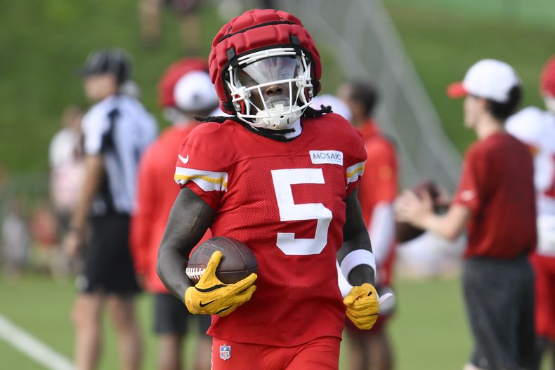 Marquise Hollywood Brown, wide receiver de los Chiefs de Kansas City, lleva el balón después de una recepción durante el campo de entrenamiento del equipo de la NFL, el sábado 27 de julio de 2024, en St. Joseph, Missouri. Brown se lesionó el hombro en el juego de los Chiefs ante los Jaguars de Jacksonville, pero no requiere cirugía, dijo el lunes 12 de agosto de 2024 el coach Andy Reid. (AP Foto/Reed Hoffmann)