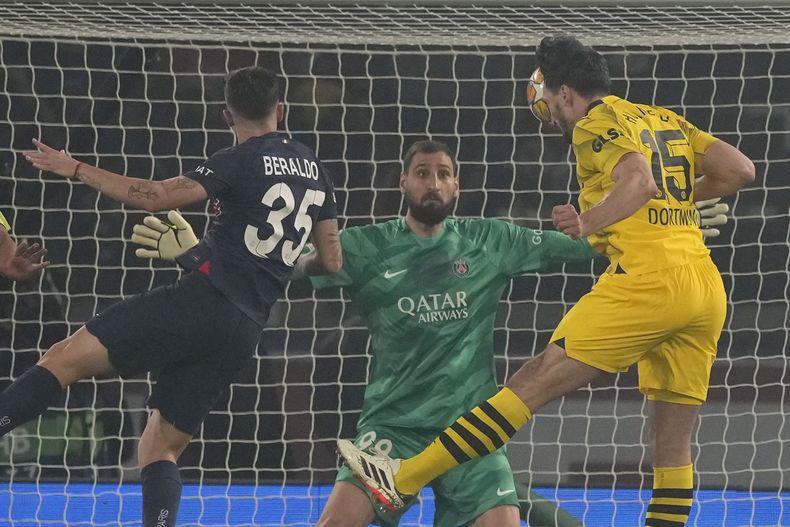 Mats Hummels anota de cabeza el gol del Borussia Dortmund para la victoria 1-0 ante el Paris Saint-Germain en las semifinales de la Liga de Campeones, el martes 7 de mayo de 2024. (AP Foto/Frank Augstein)