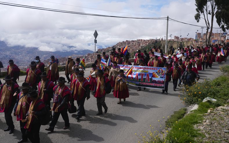 Indígenas aymara marchan en protesta por la escasez de combustible y el creciente costo de la vida, el miércoles 19 de marzo de 2025, en La Paz, Bolivia. (AP Foto/Juan Karita)