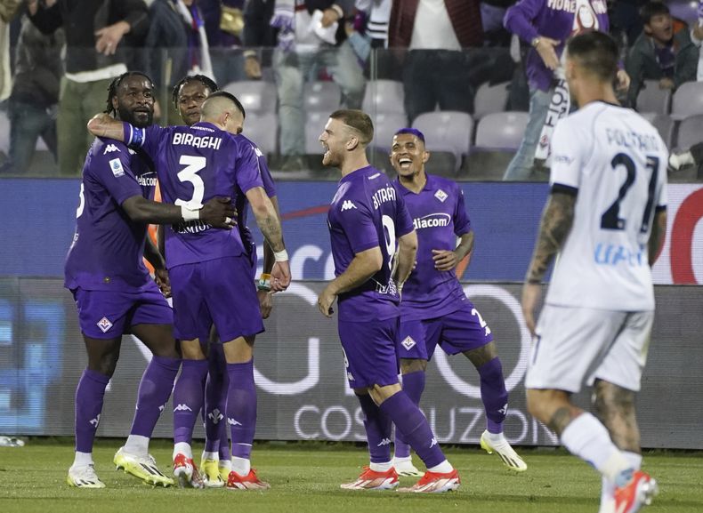 MBala Nzola (izquierda), de la Fiorentina, festeja tras anotar en el duelo ante el Napoli, el viernes 17 de mayo de 2024 (Marco Bucco/LaPresse via AP)
