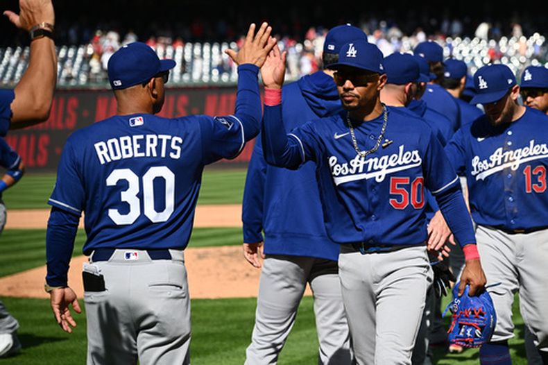 Mookie Betts saluda al mánager de los Dodgers de Los Ángeles Dave Roberts en celebración al final del duelo ante los Nacionales de Washington el viernes 3 de abril del 2026. (AP Foto/Nick Wass)