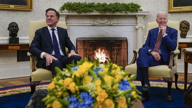 Biden habla con premier de Holanda sobre chips, Ucrania