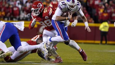 Josh Allen (17), quarterback de los Bills de Buffalo, corre con el balón pasando frente a Tershawn Wharton (98), de los Chiefs de Kansas City, durante la segunda mitad del juego de la NFL, el domingo 10 de diciembre de 2023, en Kansas City, Missouri. (AP Foto/Ed Zurga)