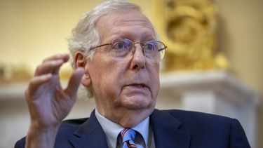 El líder de la minoría en el Senado, Mitch McConnell, durante una entrevista con The Associated Press en su oficina del Capitolio, el 6 de noviembre de 2023, en Washington. (AP Foto/Mark Schiefelbein, Archivo)