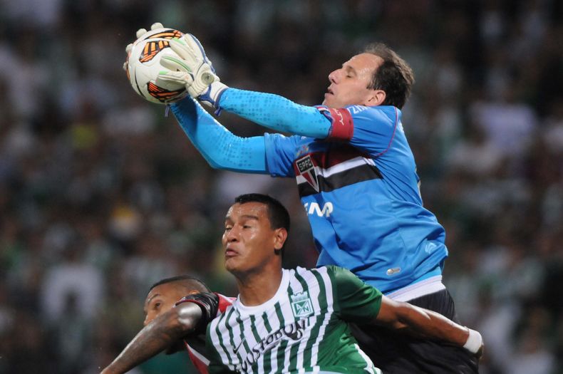 Rogerio Ceni, arquero del Sao Paulo de Brasil, ataja un bal&oacute;n, encima de Diego Peralta, del Atl&eacute;tico Nacional de Colombia, durante un partido de la Copa Sudamericana, realizado el mi&eacute;rcoles 6 de noviembre de 2013 en Medell&iacute;n (A