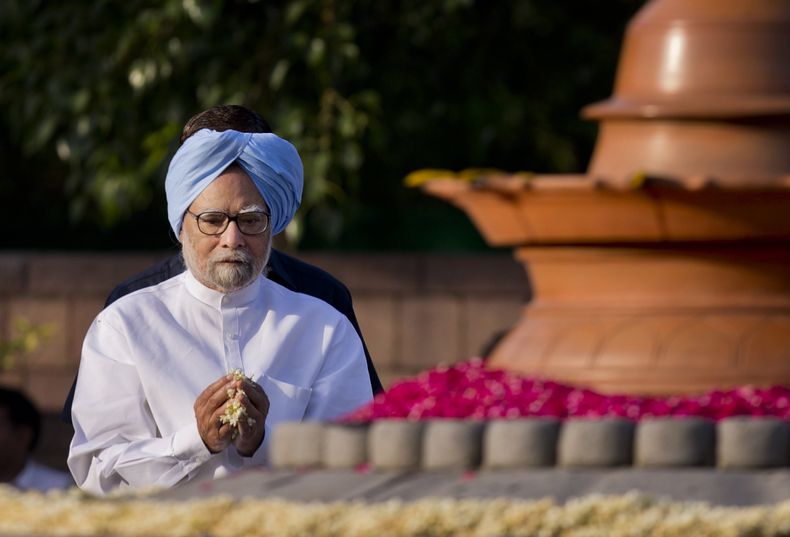 El ex primer ministro de la India Manmohan Singh rinde tributo al ex primer ministro Rajiv Gandhi en el aniversario de su muerte en Nueva Delhi, India, el 21 de mayo del 2015. (AP foto/Saurabh Das)