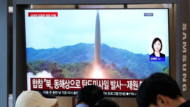 Una pantalla de televisión muestra una imagen de archivo del lanzamiento de un misil norcoreano durante un programa de noticias en la Estación Ferroviaria de Seúl, Corea del Sur, el sábado 3 de octubre de 2026. (AP Foto/Ahn Young-joon)