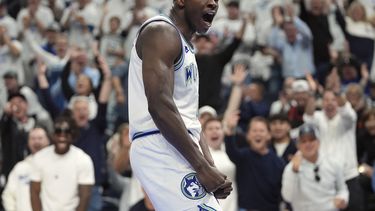 El escolta de los Timberwolves de Minnesota, Anthony Edwards, celebra después de una volcada durante la segunda mitad del Juego 1 de la serie de playoffs de primera ronda de baloncesto de la NBA contra los Suns de Phoenix, el sábado 20 de abril de 2024, en Minneapolis. (AP Foto/Abbie Parr)