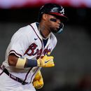 El venezolano Ronald Acuña Jr., de los Bravos de Atlanta, corre tras batear un jonrón en el octavo inning del encuentro del jueves 6 de agosto de 2026 ante los Marlins de Miami (AP Foto/Mike Stewart)