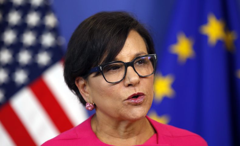 ARCHIVO - La entonces secretaria de Comercio de Estados Unidos, Penny Pritzker, habla en conferencia de prensa en Bruselas, Bélgica, el 12 de julio de 2016. (AP Foto/Darko Vojinovic, archivo)