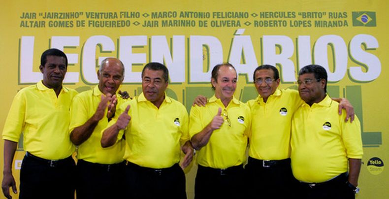 ARCHIVO - De izquierda a derecha, los exseleccionados brasileños Marco Antonio, Brito, Jairzinho, Roberto Miranda, Altair y Jair Marinho, posan en una foto en Berlín, el 8 de junio de 2006 (AP Foto/Franka Bruns, archivo)
